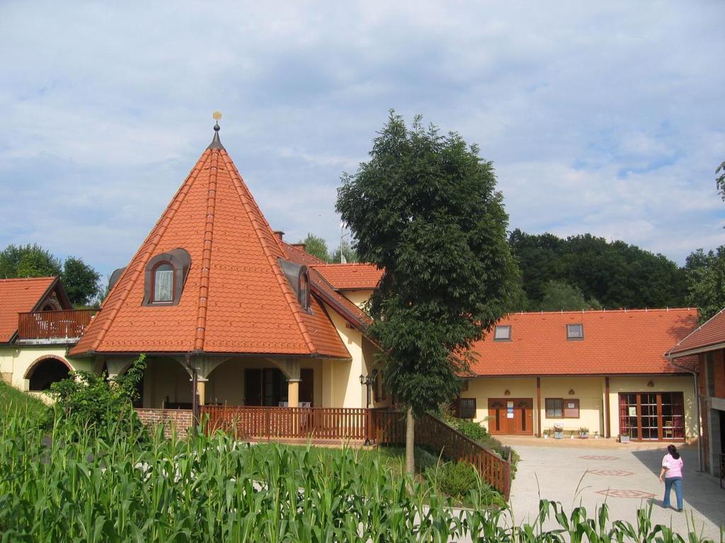 ČEBELJI GRADIČ, Rogašovci, Goričko, Slovenija – 615 HRK – 2x noćenje u apartmanu za 4 osobe, Poklon: ekološka košarica (med, marmelada, sok)