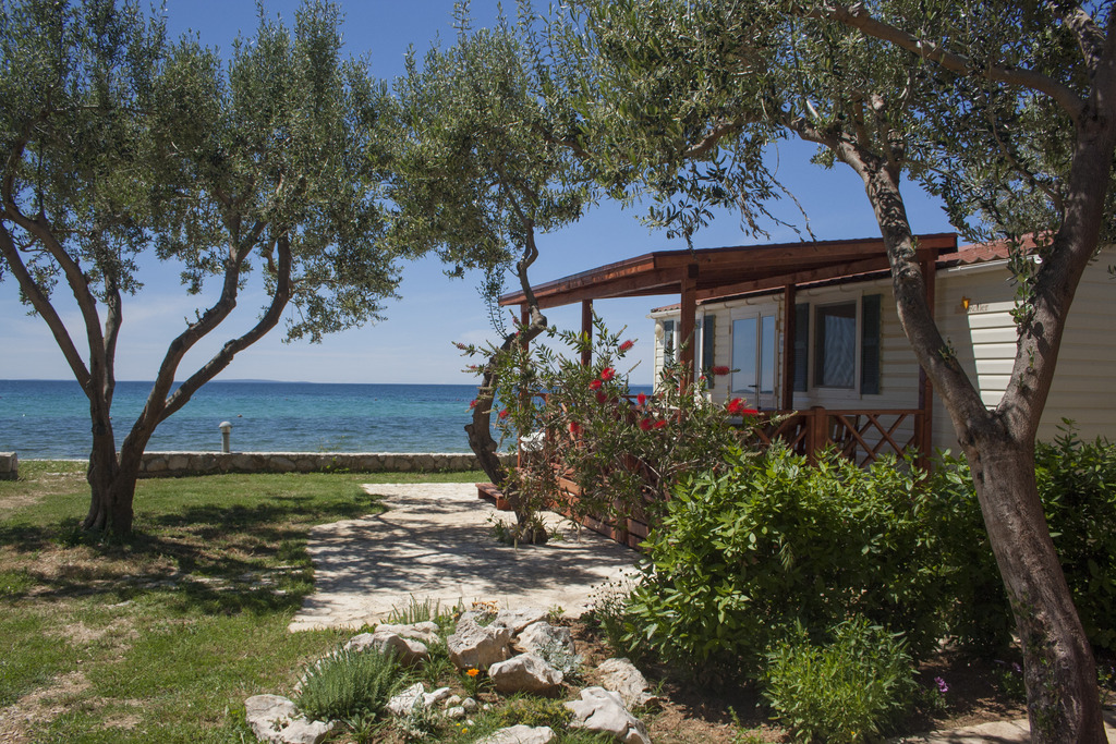 PROLJEĆE U MOBILNIM KUĆICAMA KAMPA STRAŠKO, Novalja, Pag, Hrvatska – 1,839 HRK – 7x noćenje u mobilnoj kućici 24 m2 za 1 osobu, Besplatno parkirno mjesto za 1 vozilo