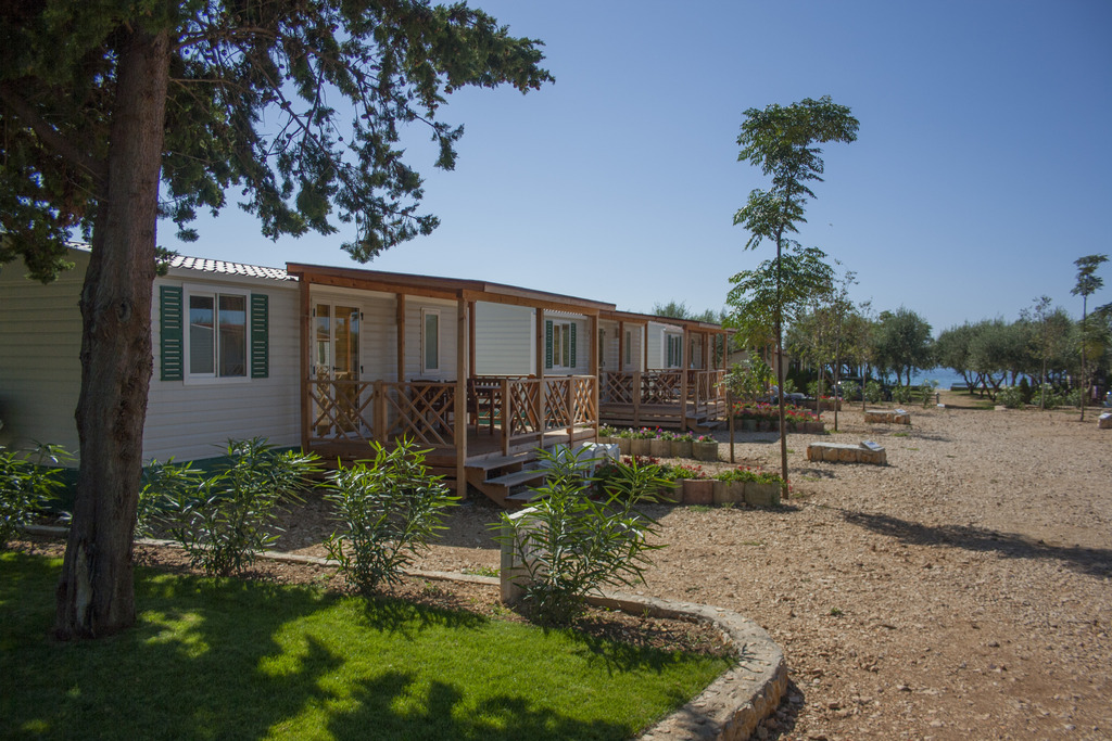 LJETO U MOBILNIM KUĆICAMA KAMPA STRAŠKO, Novalja, Pag, Hrvatska – 4,221 HRK – 7x noćenje u mobilnoj kućici 24 m2 za 1 osobu, Besplatno parkirno mjesto za 1 vozilo