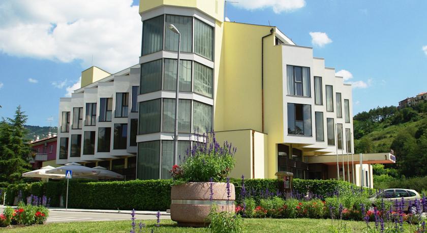 HOTEL FONTANA, Buzet, Hrvatska – 962 HRK – 2x noćenje s doručkom u romantičnoj dvokrevetnoj sobi za 2 osobe, 2x polupansionska večera za 2 osobe