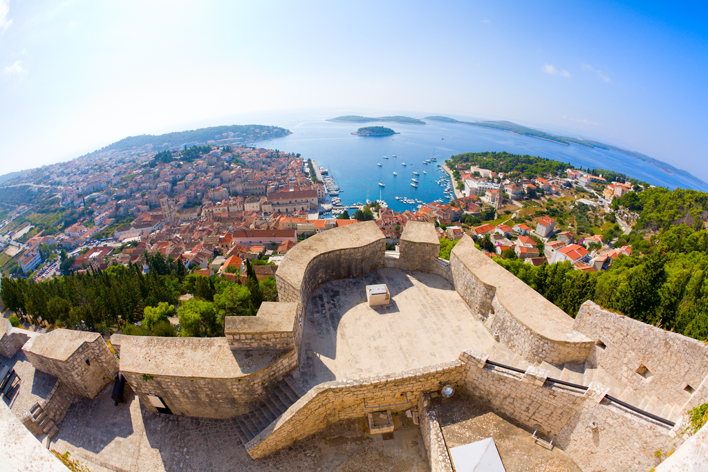 LJETO U DEPANDANSI LAVANDA, Hvar, Hrvatska – 2,480 HRK – 7x noćenje u dvokrevetnoj sobi depandanse za 1 osobu, 7x all inclusive za 1 osobu