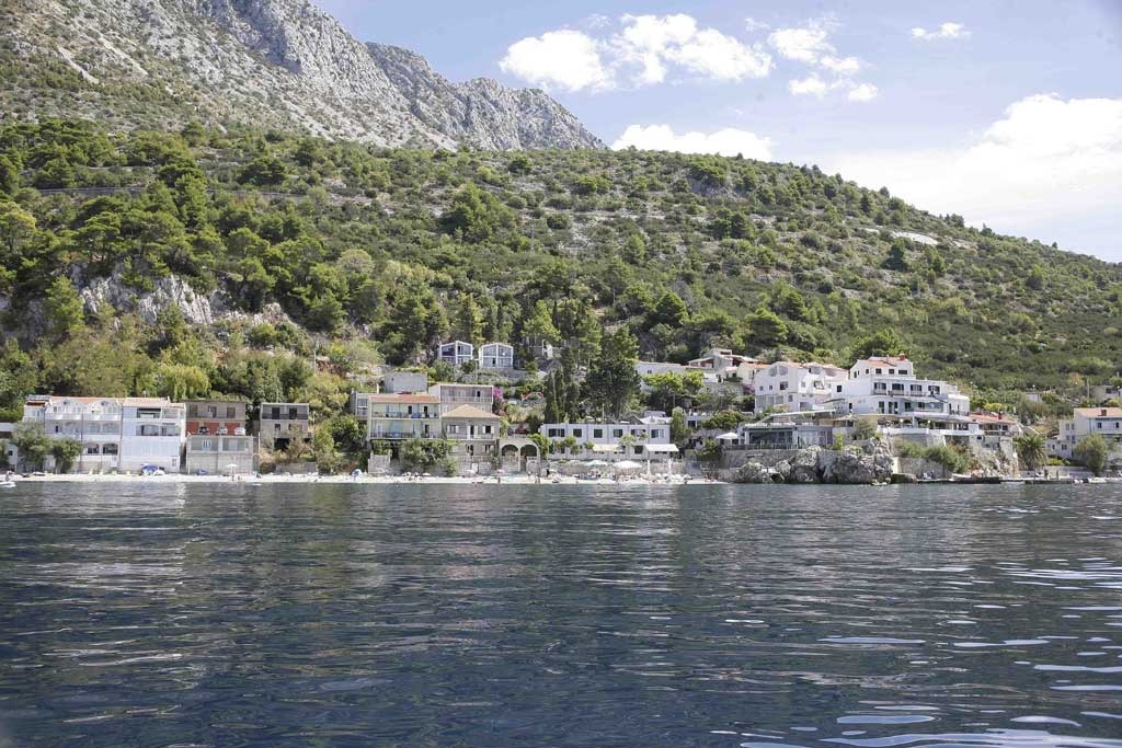 1. MAJ U HOTELU PLAŽA, Drašnice, Hrvatska – 1,377 HRK – 3x noćenje u hotelskoj sobi s pogledom na more ili u annex objektu i sobi s balkonom i kuhinjom za 2 osobe, 3x polupansion za 2 osobe (piće samo uz doručak)