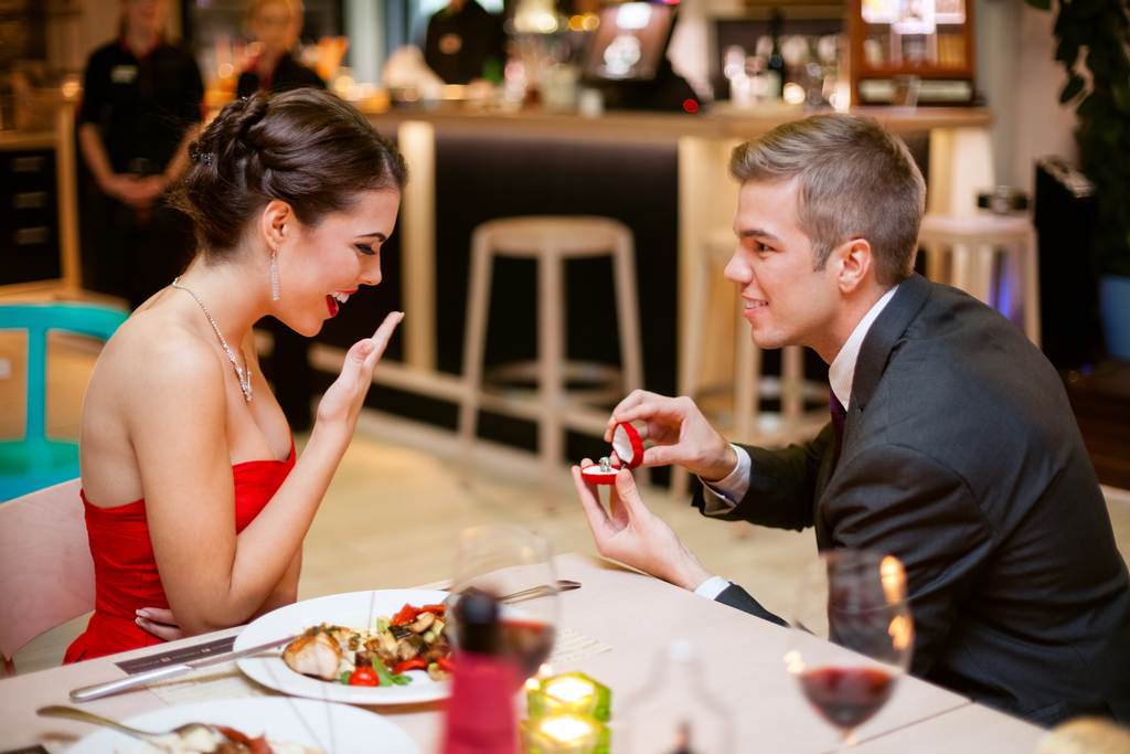 ROMANTIČNE ZARUKE U HOTELU PHOENIX, Zagreb, Hrvatska – 993 HRK – 1x noćenje s polupansionom u Deluxe Romantic dvokrevetnoj sobi za 2 osobe, Torta u obliku srca