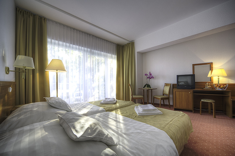 HOTEL KÉT KORONA, Balatonszárszó, Mađarska – 1,600 HRK – 2x noćenje u Superior dvokrevetnoj sobi za 2 osobe, 2x polupansion za 2 osobe