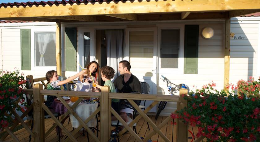 OBITELJSKI ODMOR U MOBILNIM KUĆICAMA MAREDA, Novigrad, Istra, Hrvatska – 4,478 HRK – Najam bungalova Mediteranean premium village 4+2 za do 6 osoba za 7 noćenja (Mobilne kućice Mareda 4*), Tip bungalova: za 6 osoba, terasa, SAT TV, sef, fen za kosu, klima