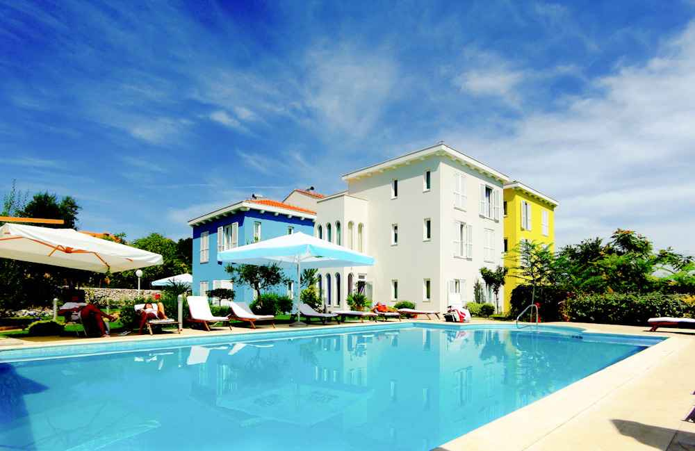 HOTEL MANORA, Nerezine, Mali Lošinj, Hrvatska – 670 HRK – 2x noćenjes doručkom u dvokrevetnoj sobi za 2 osobe, Korištenje bazena sa ležaljkama i suncobranima (ovisno o vremenu)