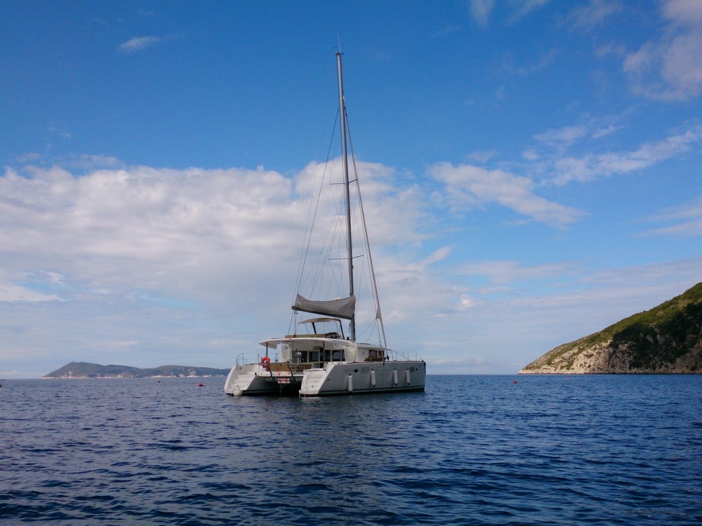 NAJAM KATAMARANA 10+1 LAGOON 450, Rogač, Hrvatska – 12.843 HRK – Tjedni najam jedrilice iz flote Sailing Europe Chartera iz baze Rogač (otok Šolta, regija Split) za 10+1 osobu, Najam katamarana Lagoon 450 (Madagaskar, Galapsos, Greenland)