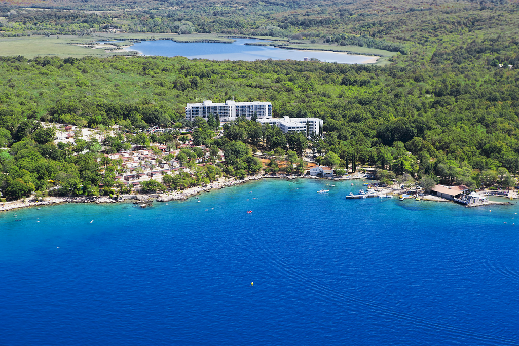 HOTEL BELI KAMIK – STANDARD SOBA, Njivice, otok Krk, Hrvatska – 735 HRK – 2x noćenje u dvokrevetnoj Standard sobi (morska strana, balkon) za 2 osobe, 2x polupansion za 2 osobe