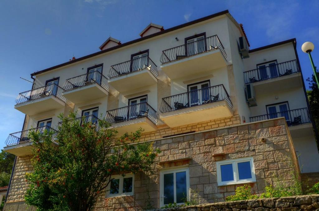 VILLA ARIA, Postira, Brač, Hrvatska – 4,214 HRK – 7x noćenje za 2 osobe, 7x polupansion (doručak i večera) za 2 osobe