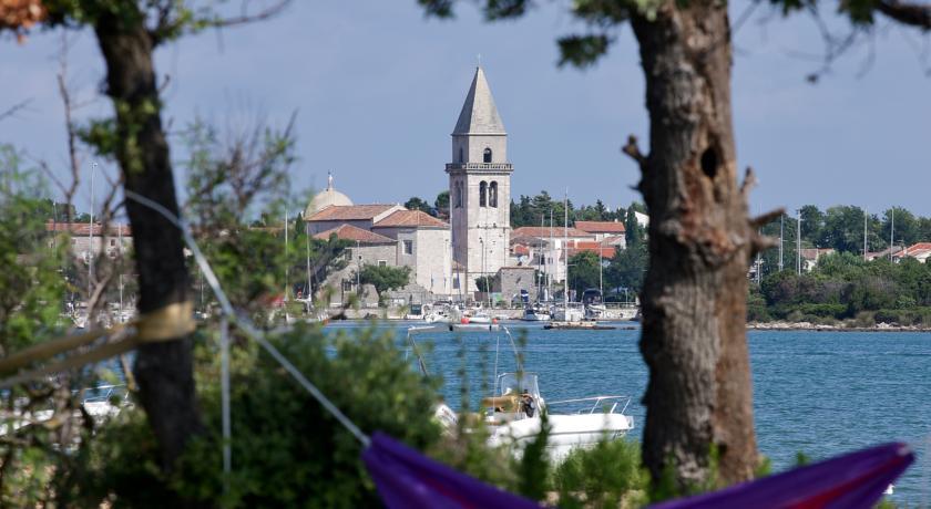 MOBILNE KUĆICE U KAMPU RAPOČA, Nerezine, Lošinj, Hrvatska – 1,656 HRK – 4x noćenje u mobilnoj kućici za do 6 osoba, Posteljinu i ručnike