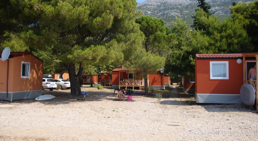 MOBILNE KUĆICE U KAMPU PERNA, Orebić, Peljašac, Hrvatska – 7,005 HRK – 7x noćenje u mobilnoj kućici za do 6 osoba, Posteljina i ručnici