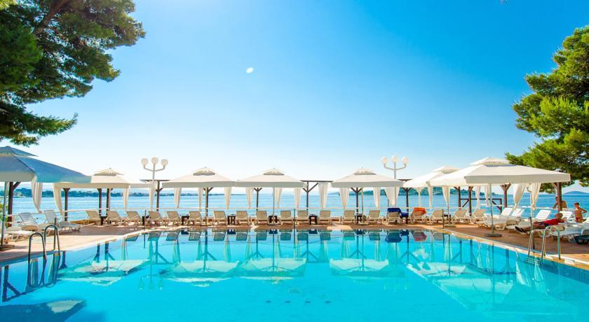 DEPANDANSA ARAUSA – HOTEL PUNTA, Vodice, Hrvatska – 3.921 HRK – 4x noćenje u 1/2+1 dvokrevetnoj Superior sobi s dodatnim ležajem i balkonom morska strana za 2 osobe, 4x polupansion (doručak i večera) za 2 osobe