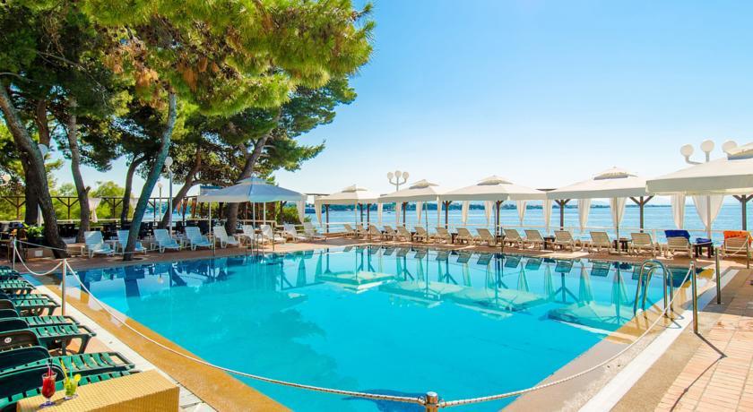 DEPANDANSA ARAUSA – HOTEL PUNTA, Vodice, Hrvatska – 4.099 HRK – 4x noćenje u 1/2+1 dvokrevetnoj Superior sobi s dodatnim ležajem i balkonom morska strana za 2 osobe, 4x polupansion (doručak i večera) za 2 osobe