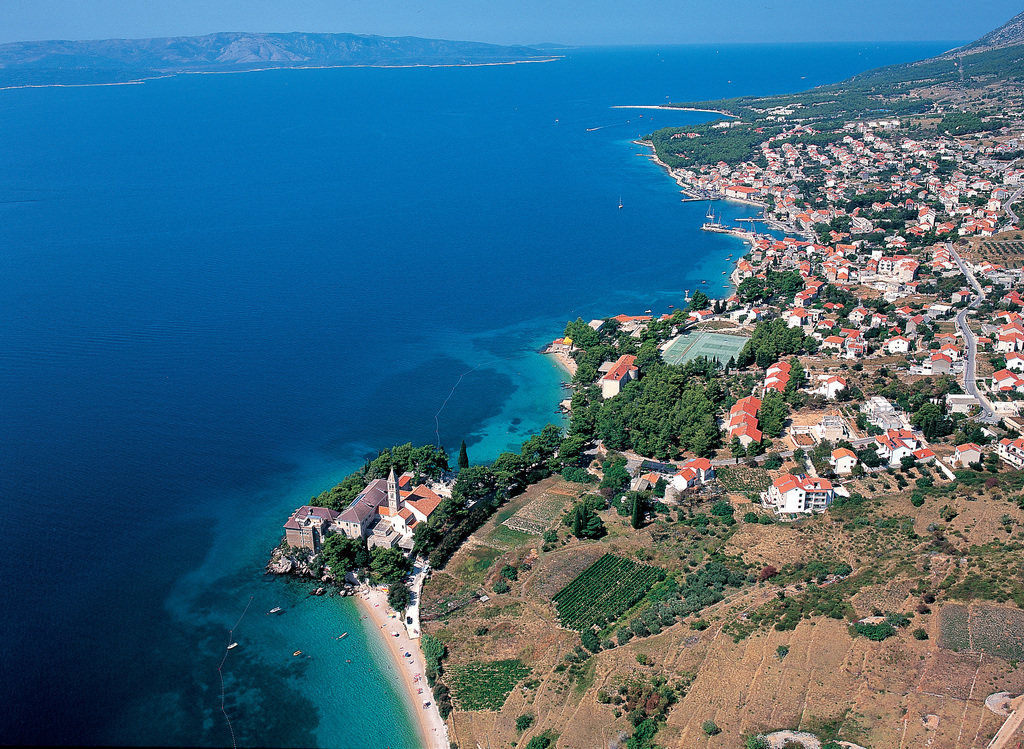 BLUESUN HOTEL BONACA, Bol, otok Brač, Hrvatska – 1.060 HRK – 2x noćenje u dvokrevetnoj Standard sobi s balkonom na morskoj strani za 2 osobe, 2x all inclusive (buffet doručak, ručak i večera sa show cookingom) za 2 osobe
