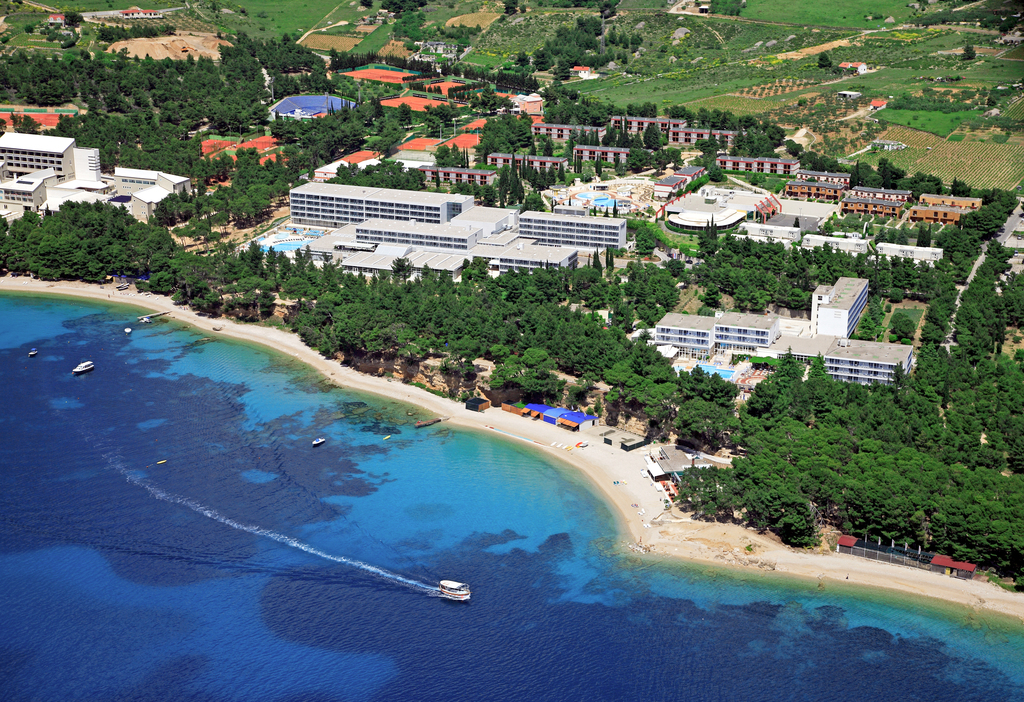 LJETO U BLUESUN HOTELU BONACA, Bol, otok Brač, Hrvatska – 2,600 HRK – 2x noćenje u dvokrevetnoj Standard sobi s balkonom na morskoj strani za 2 osobe, 2x all inclusive (buffet doručak, ručak i večera sa show cookingom) za 2 osobe