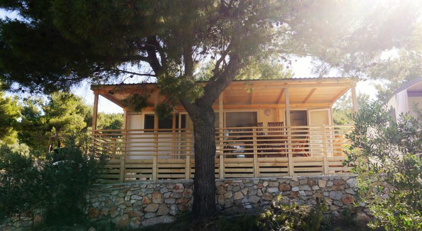 MOBILNA KUĆICA PINE LODGE, Jezera, Murter, Hrvatska – 2,167 HRK – 5x noćenje u mobilnoj kućici Pine Lodge za do 6 odraslih osoba, Besplatan parking