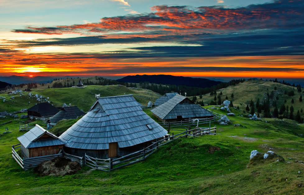VELIKA PLANINA RESORT, Kamnik, Slovenija – 1,047 HRK – 2x najam cijele kolibe za 2 osobe, Ležaljke ispred kolibe