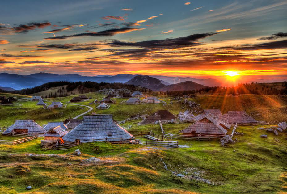 VELIKA PLANINA RESORT, Kamnik, Slovenija – 746 HRK – 2x najam cijele kolibe za 2 osobe, Ležaljke ispred kolibe
