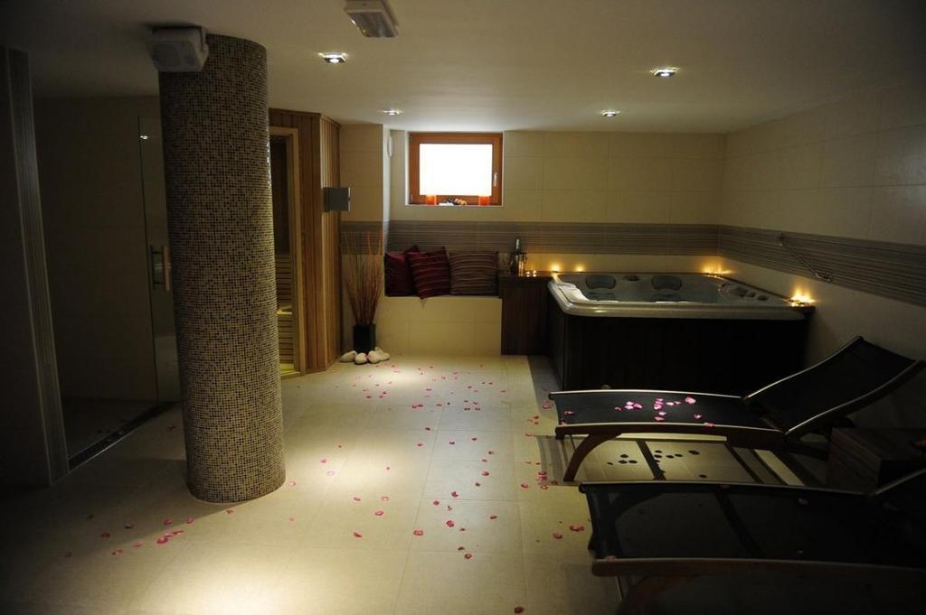 ROMANTIČNO OPUŠTANJE – BOUTIQUE HOTEL VILA AINA, Laško, Slovenija – 1,453 HRK – 2x noćenje u luksuznom apartmanu s velikim balkonom i prekrasnim pogledom za 2 osobe, 2x bogat samoposlužni doručak za 2 osobe