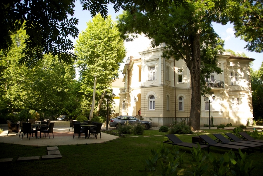 JOKAI VILLA SIOFOK, Siofok, Mađarska – 1,077 HRK – 2x noćenje s doručkom za 2 osobe, 1x boca pjenušca