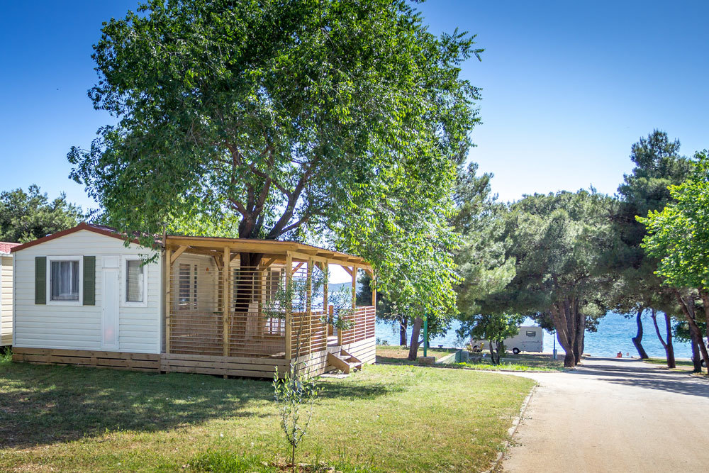 MOBILNE KUĆICE U KAMPU IMPERIAL , Vodice, Hrvatska – 528 HRK – 2x noćenje u Standard mobilnoj kućici za do 6 osoba (4 odrasle osobe i 2 djece), Troškovi vode i struje