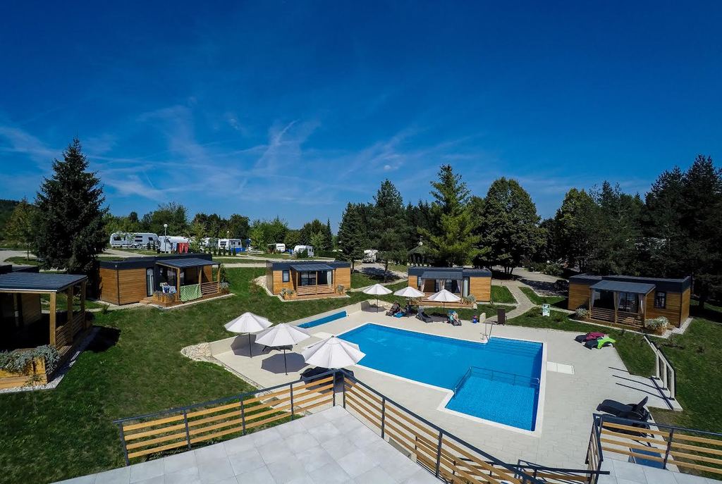 PLITVIČKA JEZERA – PAVILJONI JELENA, Rakovica, Hrvatska – 399 HRK – 1x noćenje s doručkom u Standard sobi paviljona Jelena za 2 osobe, Piće dobrodošlice