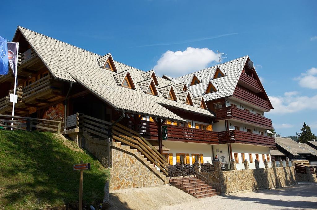 LUKOV DOM KOPE – AVANTURA ZA CIJELU OBITELJ, Mislinja, Kope, Slovenija – 1.916 HRK – 4x noćenje s polupansionom u sobi I. kategorije za 2 osobe, Večera pod zvijezdama i uz vatru 30. 4. 2017 (prženje hrenovki na štapu) za 2 osobe