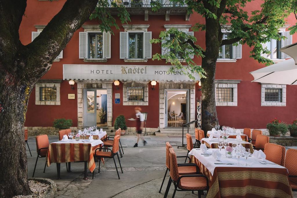 HOTEL KAŠTEL, Motovun, Istra, Hrvatska – 911 HRK – 2x noćenje s buffet doručkom u dvokrevetnoj Standard sobi za 2 osobe, Neograničeno korištenje bazena s hidromasažom i slapovima