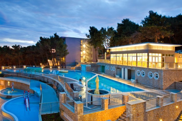 FAMILY HOTEL VESPERA – STANDARD SOBA POGLED PARK, Mali Lošinj, Hrvatska – 1.367 HRK – 2x noćenje u dvokrevetnoj Standard sobi s balkonom (strana park) za 2 osobe (1 dijete do 7 godina besplatno), 2x polupansion (buffet doručak i večera) za 2 osobe