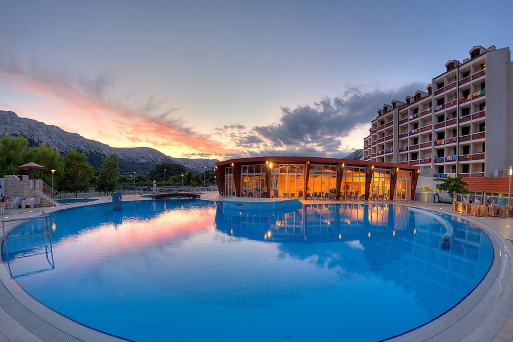 HOTEL CORINTHIA, Baška, otok Krk, Hrvatska – 1.084 HRK – 2x noćenje u dvokrevetnoj Standard sobi za 2 osobe (dijete do 15 godina na dodatnom ležaju besplatno), 2x polupansion (doručak i večera) za 2 osobe