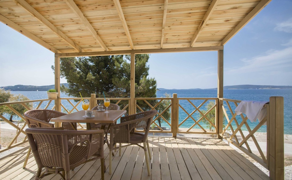 MOBILNE KUĆICE CAMP BELVEDERE – 1. MAJ, Seget Vranjica, Trogir, Dalmacija, Hrvatska – 1.050 HRK – 3x noćenje u mobilnoj kućici za 4 odrasle osobe i 2 djece do 12 godina, Svečani doručak za 1. maj