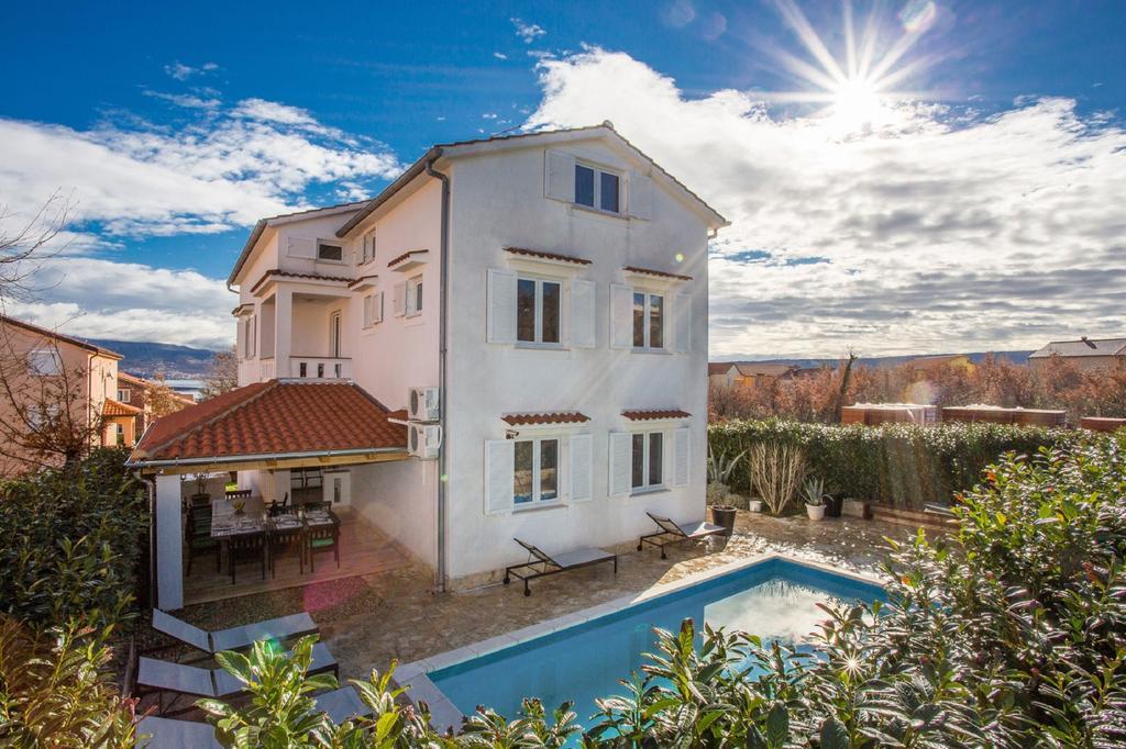 VILA LIDIA – USKRŠNJI PAKET, Čižići, Otok Krk, Hrvatska – 1.189 HRK – 2x noćenje u apartmanu za 2 do 4 osobe, Košarica sezonskog voća