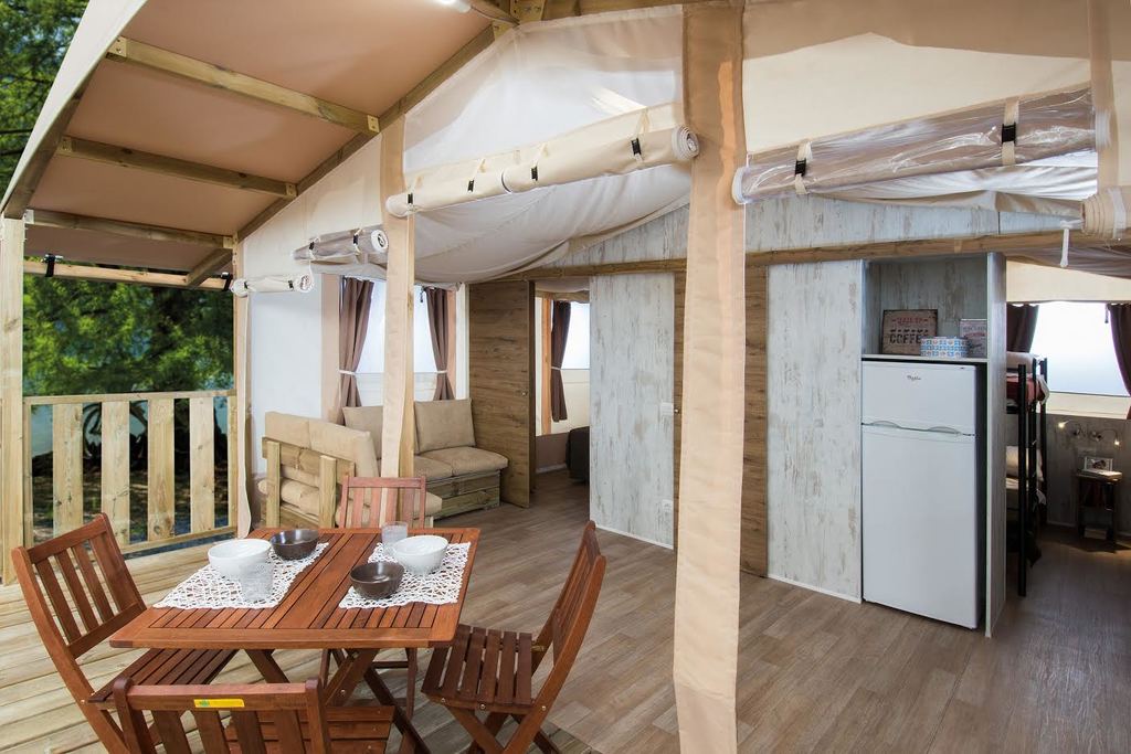 GLAMPING ŠATORI – POLIDOR CAMPING PARK, Funtana, Istra, Hrvatska – 728 HRK – 2x noćenje u novim glamping šatorima za 4 osobe, Posteljina i ručnici