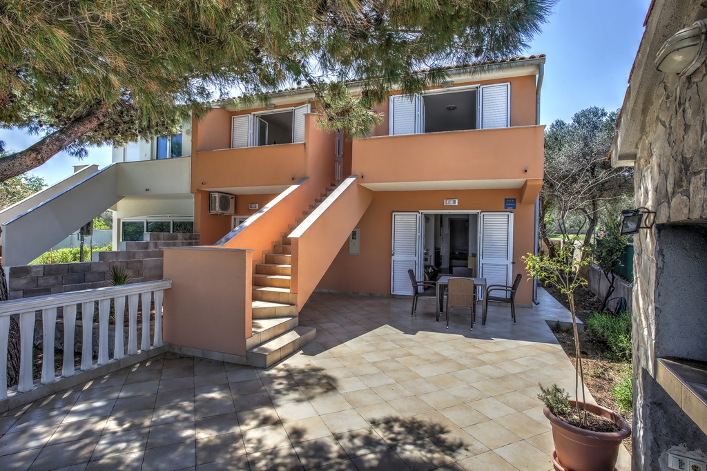 APARTMANI ENIO & ENA, Otok Murter, Hrvatska – 736 HRK – 2x noćenje u apartmanu za do 6 osoba, Besplatna posjeta ranča Pocahontas