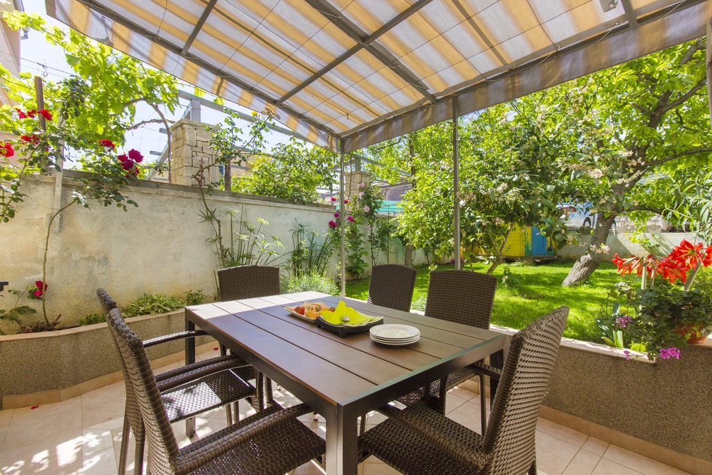 APARTMANI ENIO & ENA, Otok Murter, Hrvatska – 1.597 HRK – 5x noćenje u apartmanu za do 6 osoba, Besplatna posjeta ranča Pocahontas