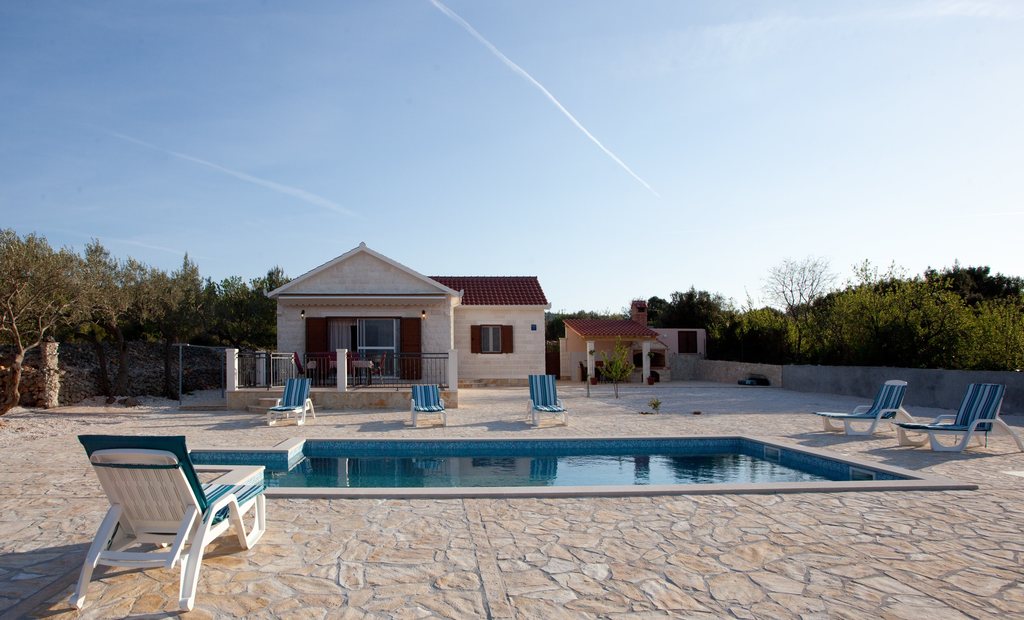 VILLA MIRCA, Mirca, otok Brač, Hrvatska – 13.571 HRK – 7x nočenje u Villi Mirca za do 7 osoba (najam cijele ville), Upotreba privatnog vanjskog bazena