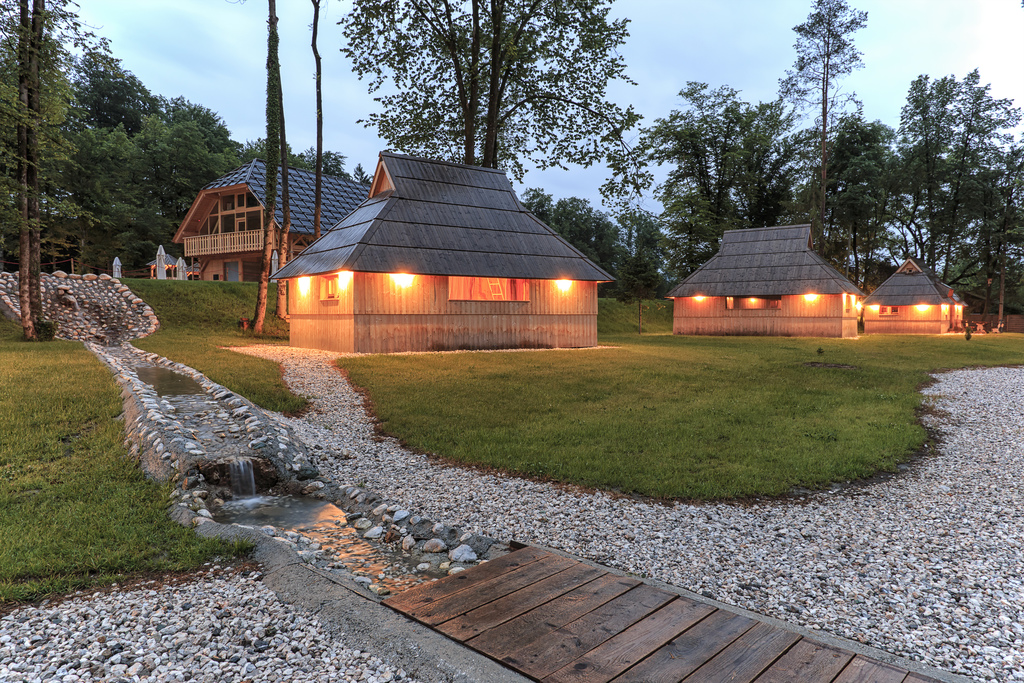 GLAMPING KUĆICE ISPOD VELIKE PLANINE, Stahovica, Kamnik, Slovenija – 736 HRK – 2x noćenje u drvenoj Glamping kućici Eko Resorta uz podnožje Velike planine za 2 osobe, 2x doručak za 2 osobe