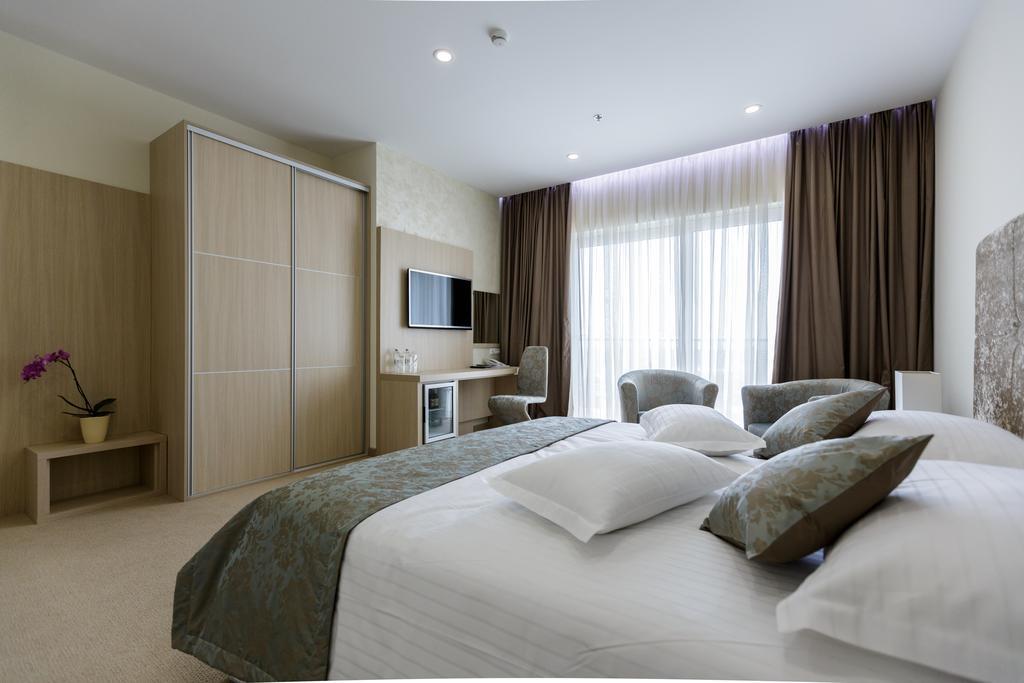 HOTEL FANAT, Split, Hrvatska – 1.188 HRK – 2x noćenje u Superior sobi s velikim bračnim krevetom i pogledom na more za 2 osobe, 2x polupansion za 2 osobe