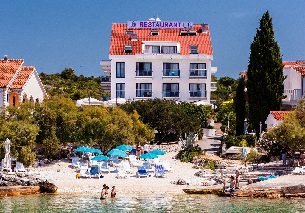 HOTEL LIFE , Rogoznica, Dalmacija, Hrvatska – 1.634 HRK – 2x noćenje u dvokrevetnoj Superior sobi za 2 osobe, 2x bogat buffet doručak