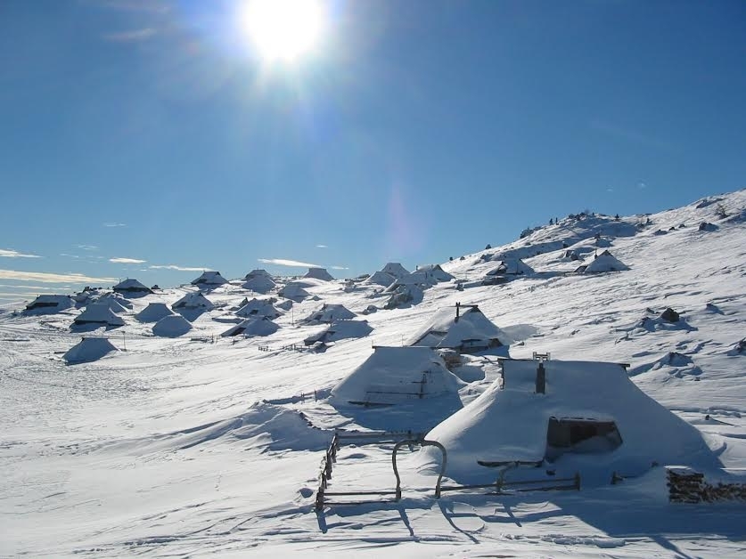 VELIKA PLANINA RESORT, Kamnik, Slovenija – 1.032 HRK – 2x najam cijele kolibe za 2 osobe, Ležaljke ispred kolibe