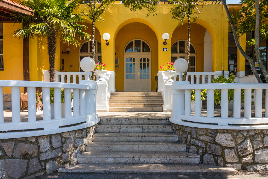 Hotel_Riviera___Ulaz.JPG_1527137455.jpg